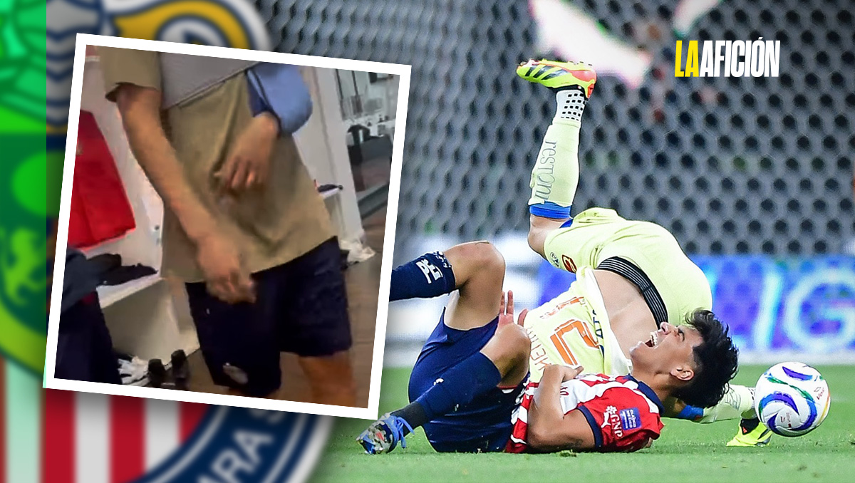 Erick Gutiérrez abandonó el Estadio Akron con un cabestrillo. (Especial)