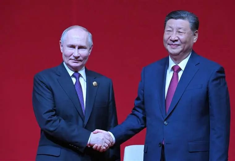 El presidente chino Xi Jinping  y Vladimir Putin| Agencia AP