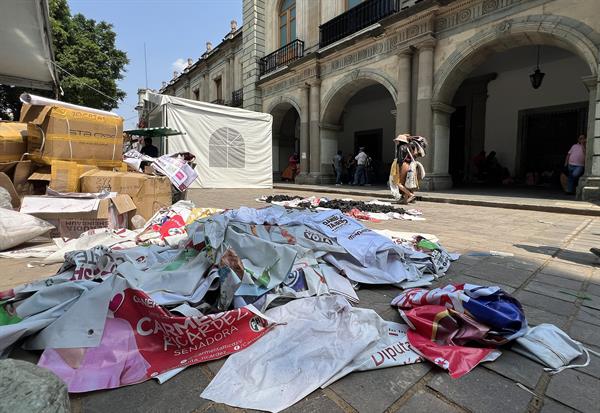 Protesta de maestros en Oaxaca: vandalismo contra propaganda electoral | Especial