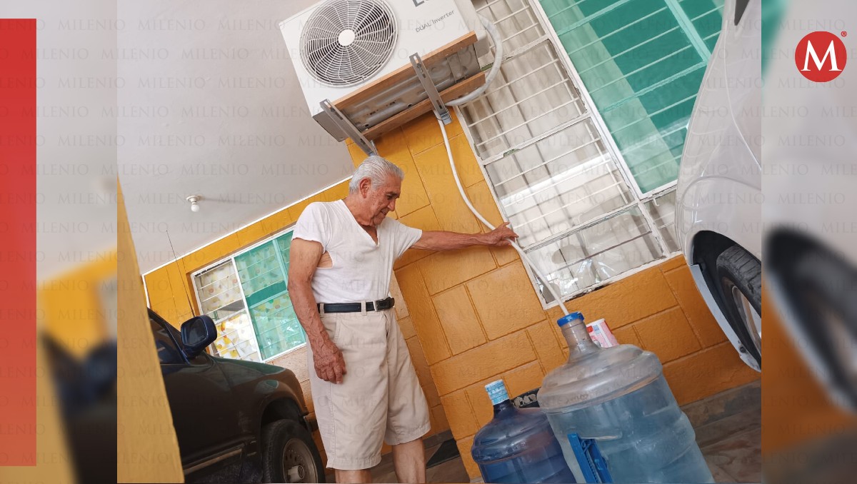 Abuelitos usan el agua que escurre del clima para asearse tras escasez