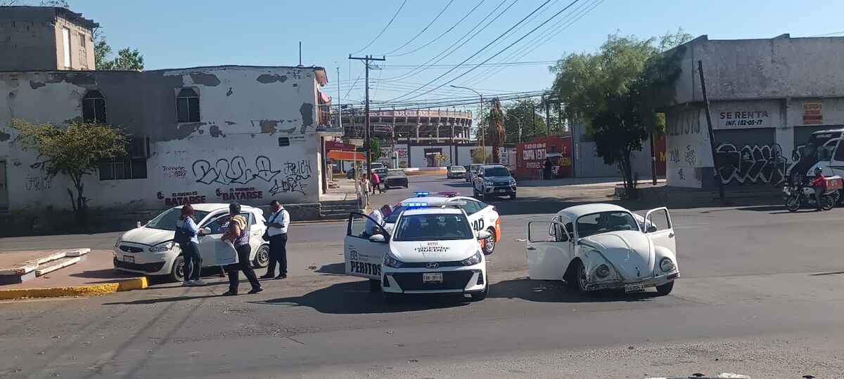 Chocan dos vehículos al ignorar un semáforo en rojo. | Eunice Muñoz