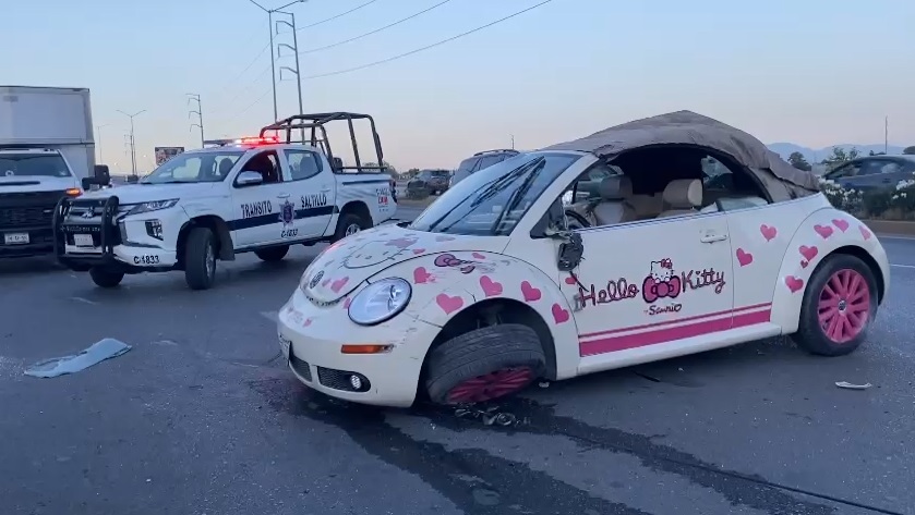 En Saltillo, una conductora volcó su auto de 'Hello Kitty'. | Especial