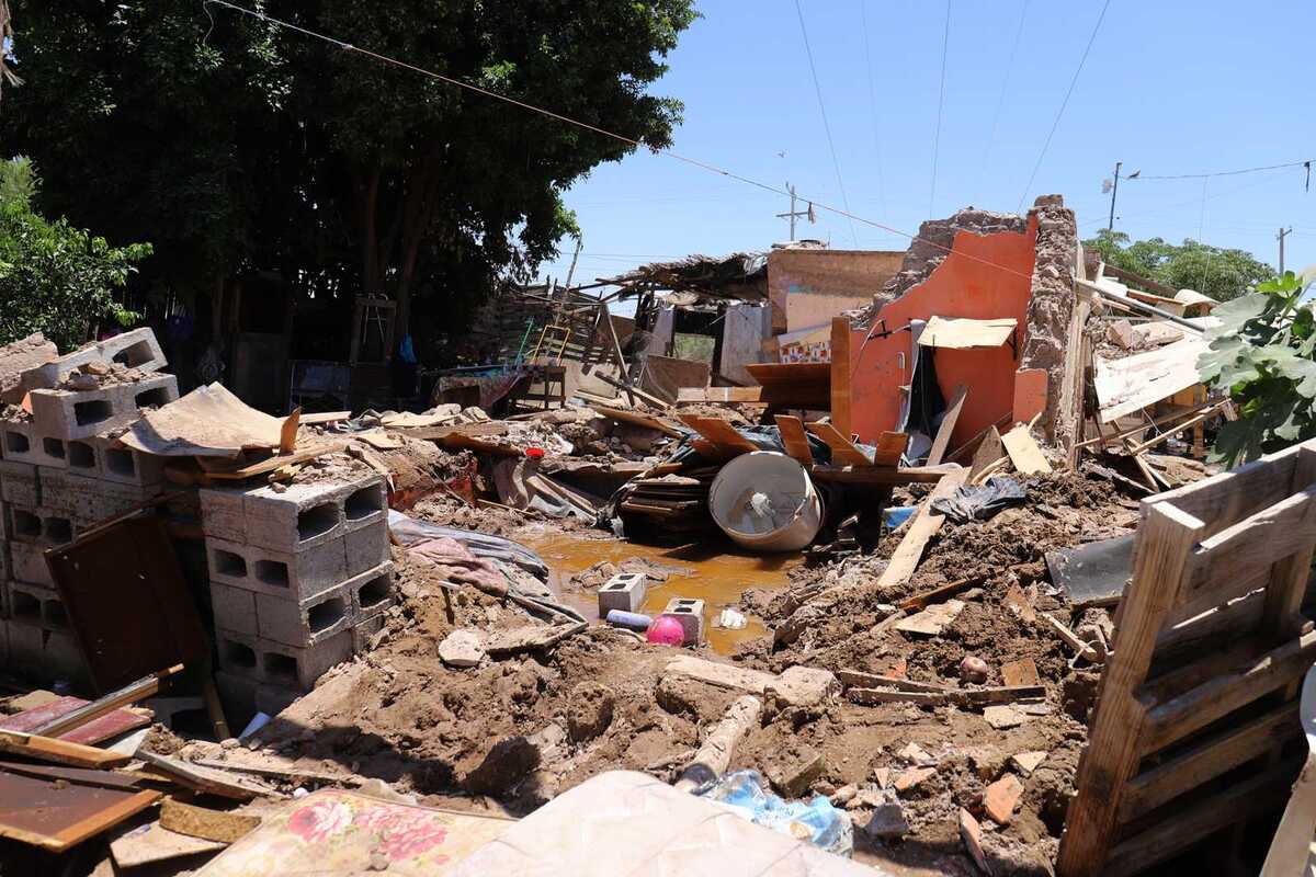 Desbordamiento del canal de riego derrumba 20 viviendas en El Vergel Gómez Palacio. | Rolando Riestra