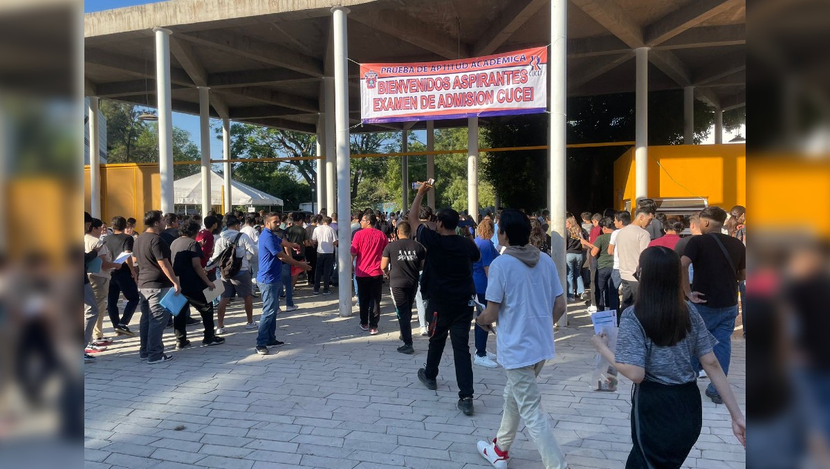 Llegan aspirantes al CUCEI para el examen de admisión a la UdeG (Roberto Hurtad)