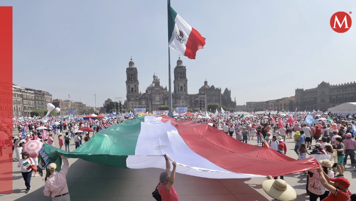 La bandera fue izada este 19 de mayo en el Zócalo capitalino. | Ariel Ojeda