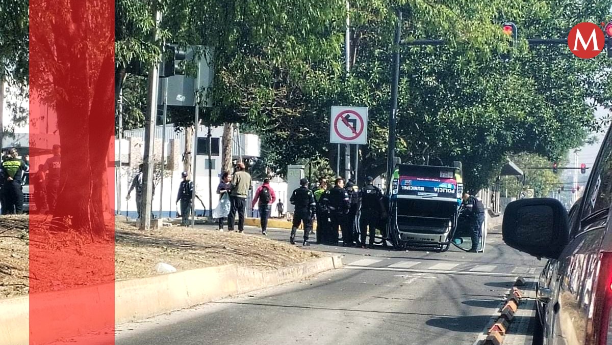 Choque entre patrulla y particular provoca volcadura en el Bulevar Valsequillo