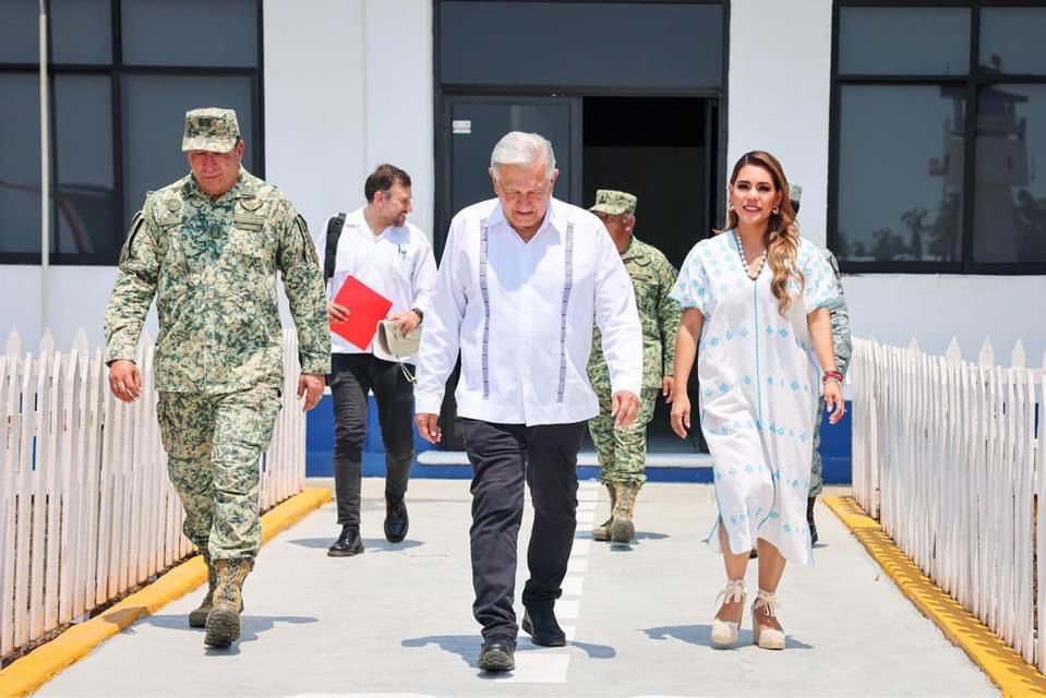 Evelyn Salgado con el Presidente Andrés Manuel López Obrador en Guerrero | Especial
