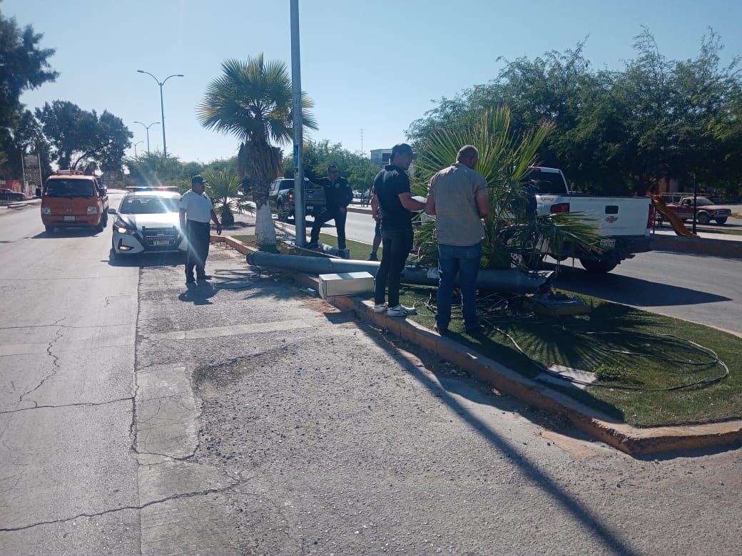 Semáforo derrumbado por tráiler en San Pedro.