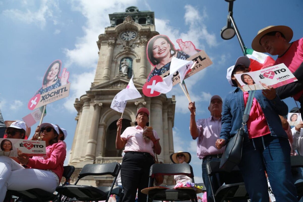 Simpatizantes de Xóchitl Gálvez se congregaron en Pachuca para escuchar su mensaje a través de una pantalla gigante
