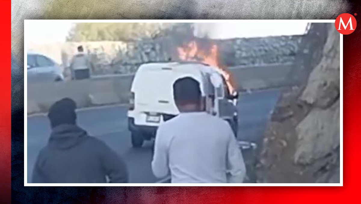 Camioneta blanca se incendia en el corredor de la montaña