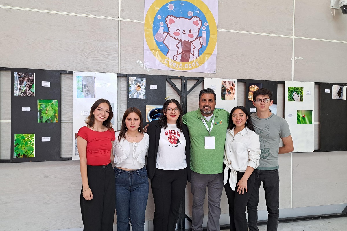 Integrantes de Curie-osos presentando exposición fotográfica. (cortesía)
