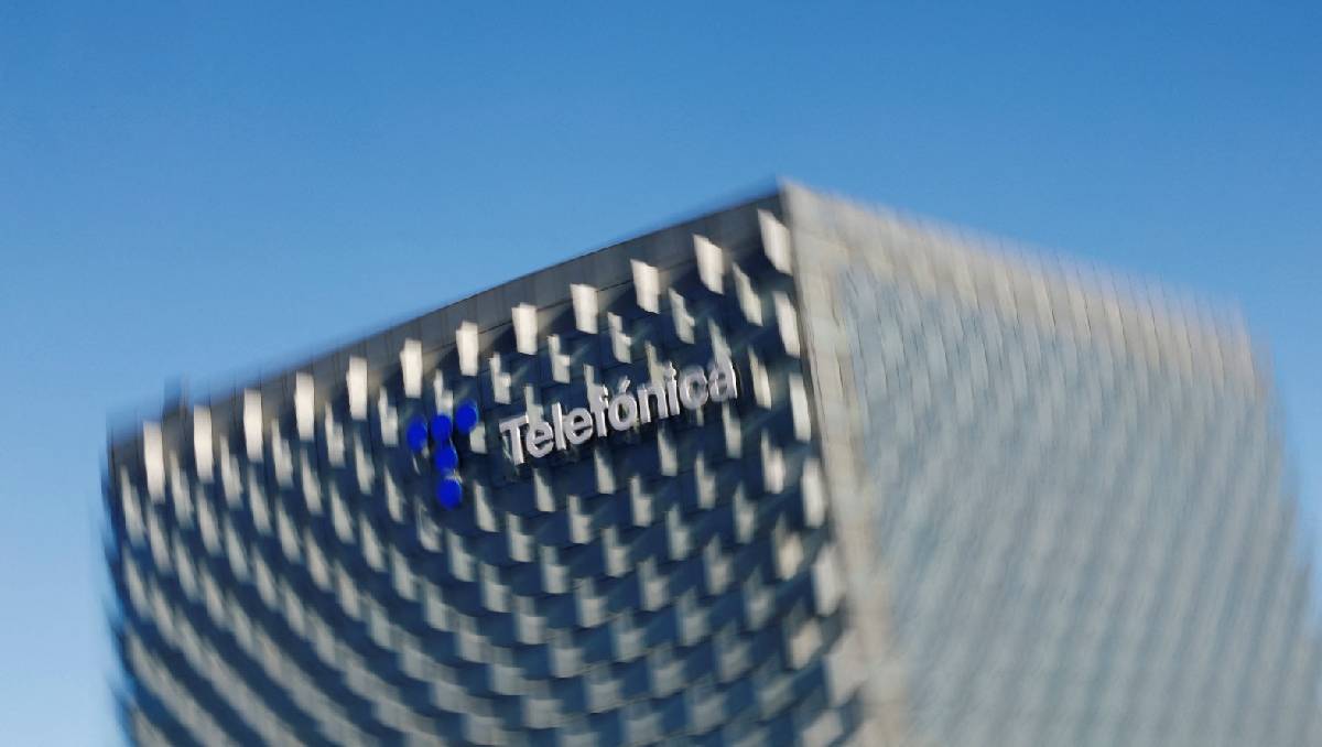 Logo de empresa española de telecomunicaciones Telefónica sobre sede de la compañía en Madrid, España. Diciembre, 2023. Foto: Reuters.