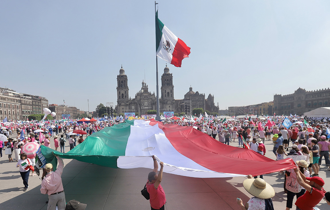 Previo a la marcha de la Marea Rosa, elementos del ejército izaron la bandera ocasionando la reacción de los manifestantes del CNTE. Foto: Ariel Ojeda
