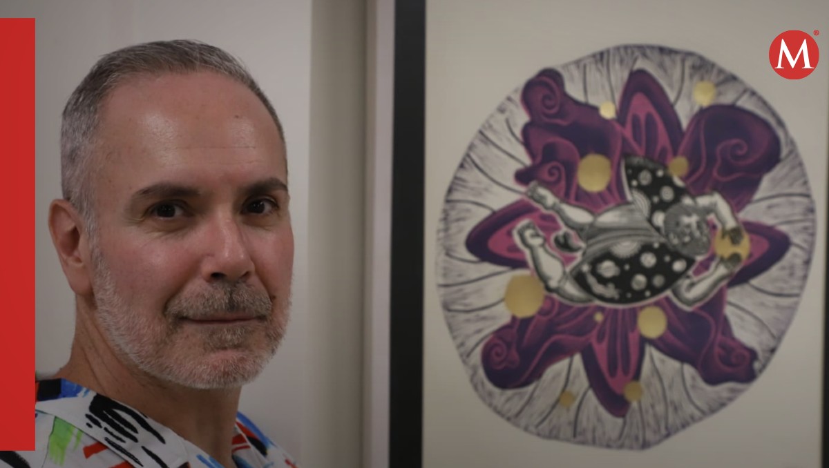El artista Luis Moor y la obra que presentó en la exposición | Foto: Octavio Hoyos