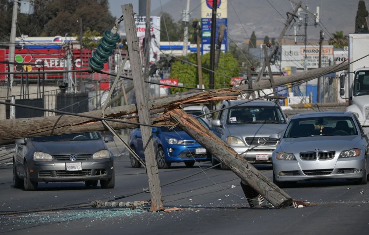 Cables tirados en Blvr Díaz Ordaz (Foto: Said Betanzos)