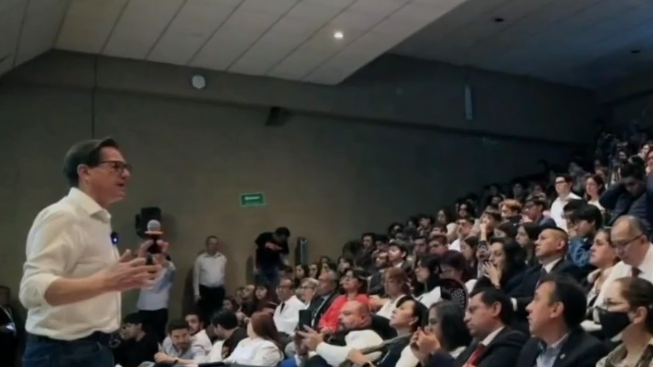 Chertorivski acude a encuentro con estudiantes de la Universidad Justo Sierra