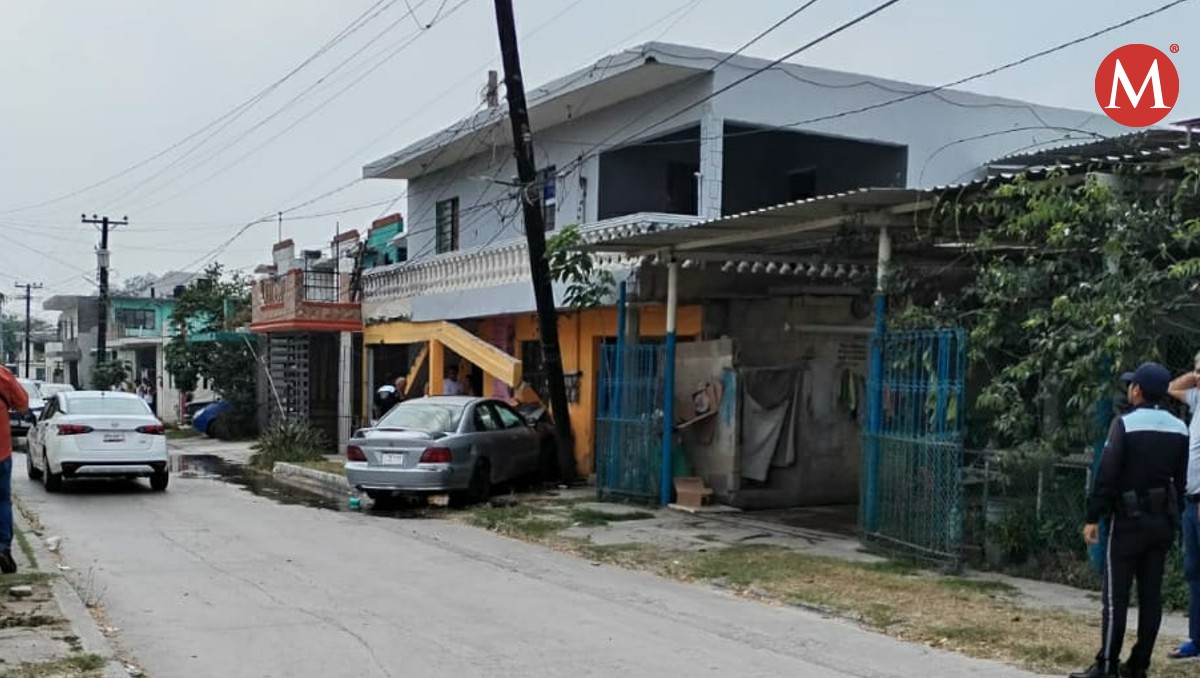 Joven choca y provoca fuga de agua potable en Tampico.