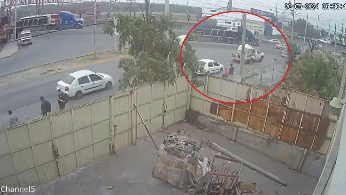 Así fue como murió el trailero tras frenar y caerle carga que transportaba en Apodaca | VIDEO