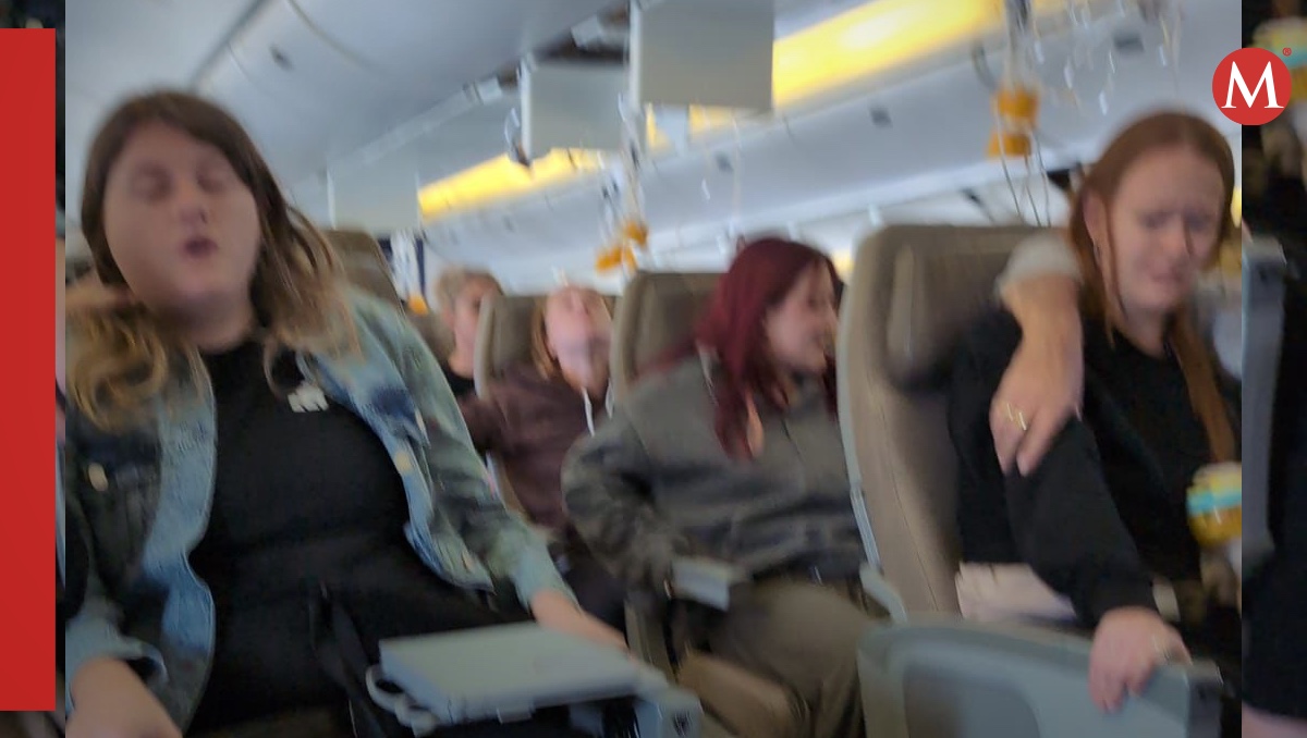 Primeras imágenes al interior del avión donde murió una persona por fuertes turbulencias | ESPECIAL