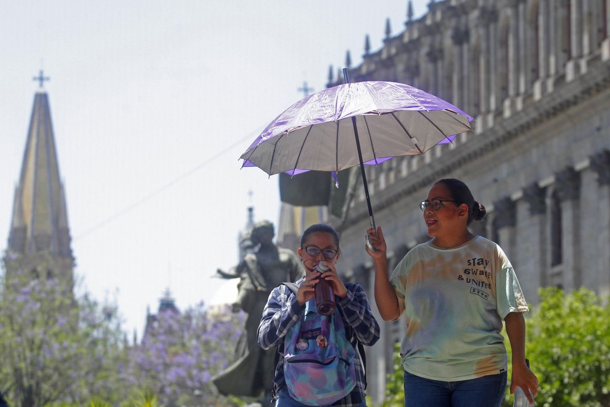 Tapatíos con calor por la ciudad (Fernando Carranza)