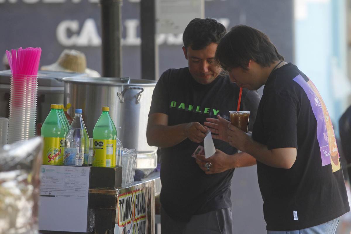 Tapatíos destinan parte de su presupuesto en productos para mitigar el calor. (Fernando Carranza)