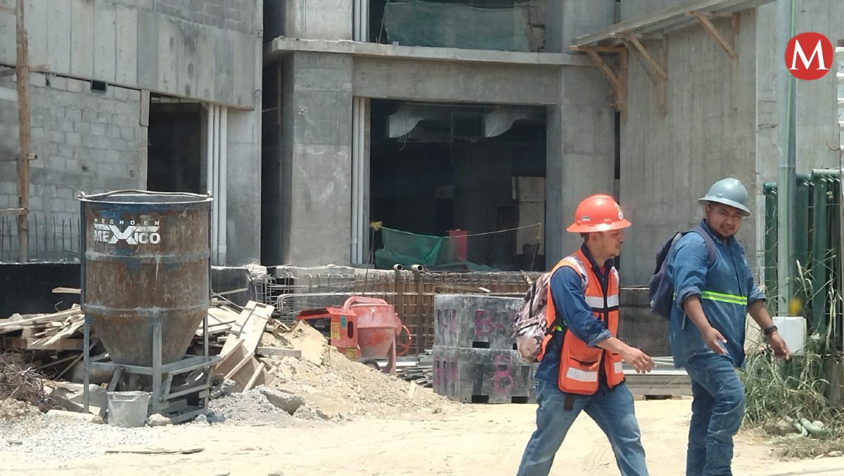 Ventanal cae sobre obrero en el hospital Issste en Tampico