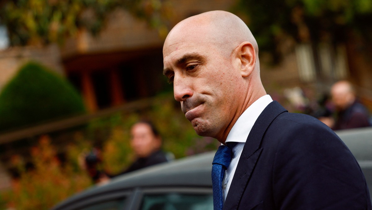 Luis Rubiales habría ofrecido a Messi y Piqué dinero de UEFA para salarios (Reuters)