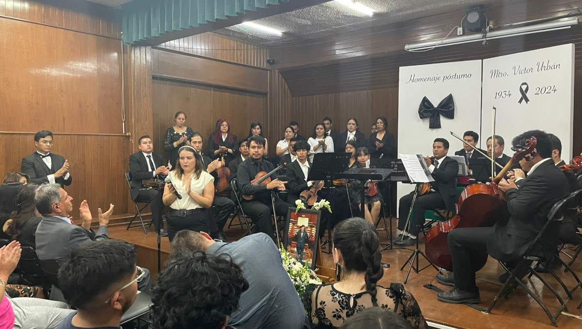 Alumnos y docentes rindieron homenaje póstumo al maestro Víctor Urban| Bernardo Jasso