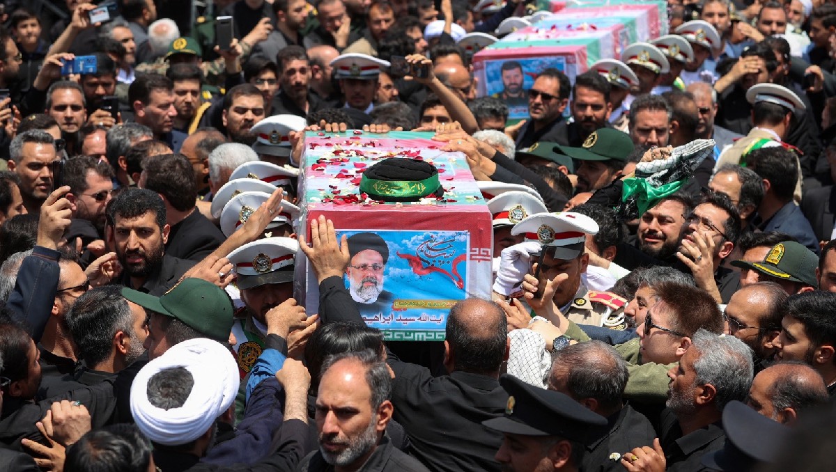 Cientos de miles de dolientes asisten al entierro de Raisi en Mashhad | AP