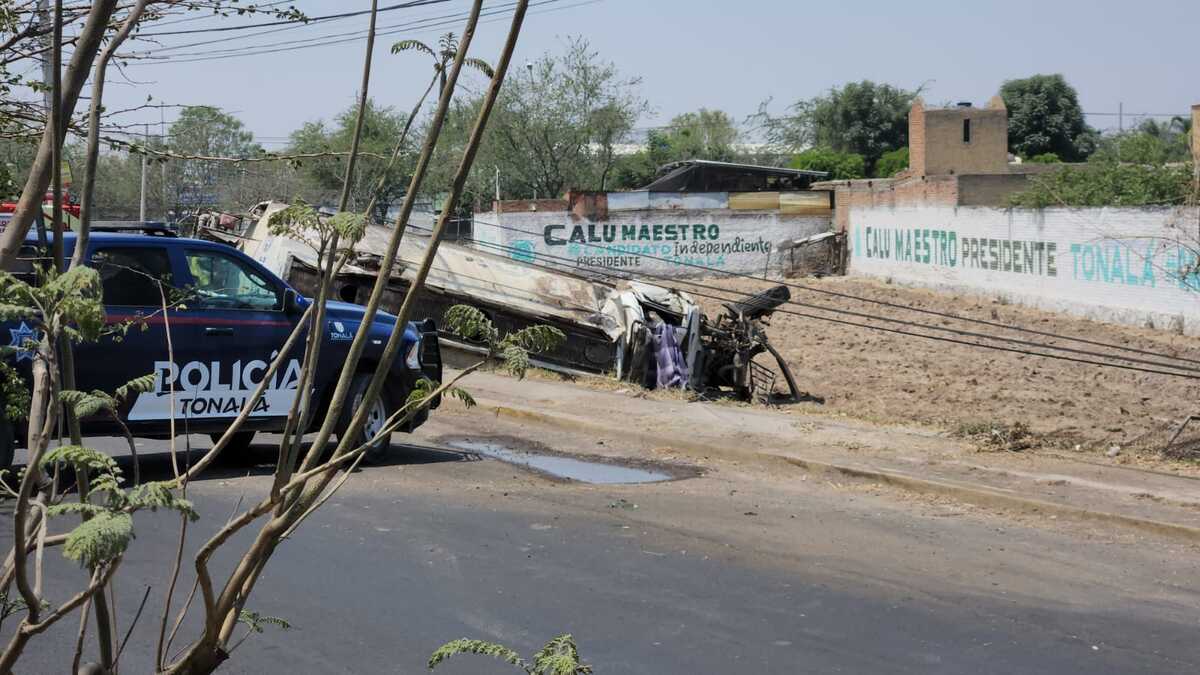 Conductor de una pipa se queda sin frenos y vuelca en Tonalá- Grupo Milenio