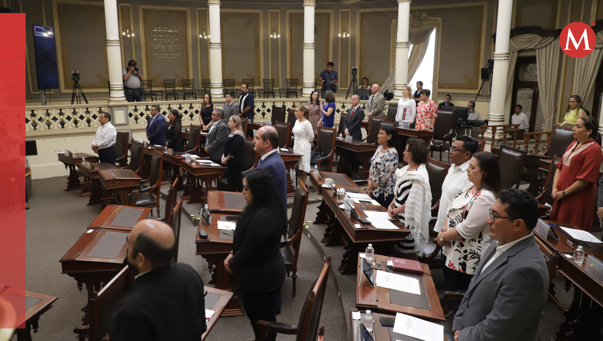 Guardan minuto de silencio en Congreso de Puebla por víctimas de NL | Agencia Es Imagen