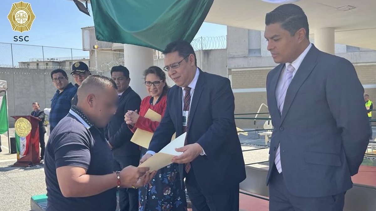 Internos reciben certificado.
