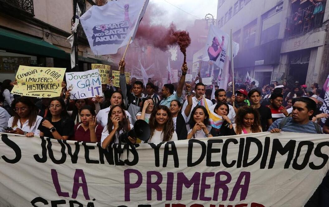 Jóvenes marchan a favor de Claudia Sheinbaum en CdMx- Grupo Milenio