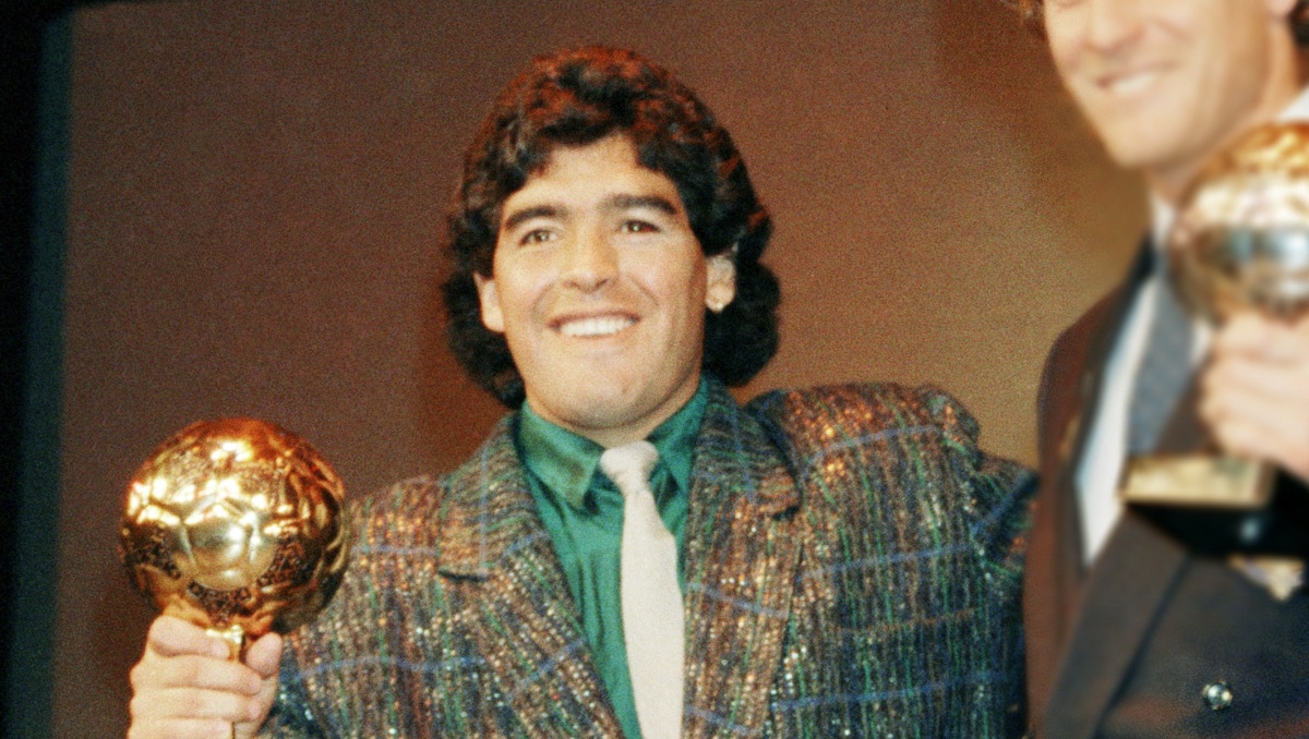 Justicia francesa abre investigación por robo antes que el Balón de Oro de Maradona sea subastado (AP)