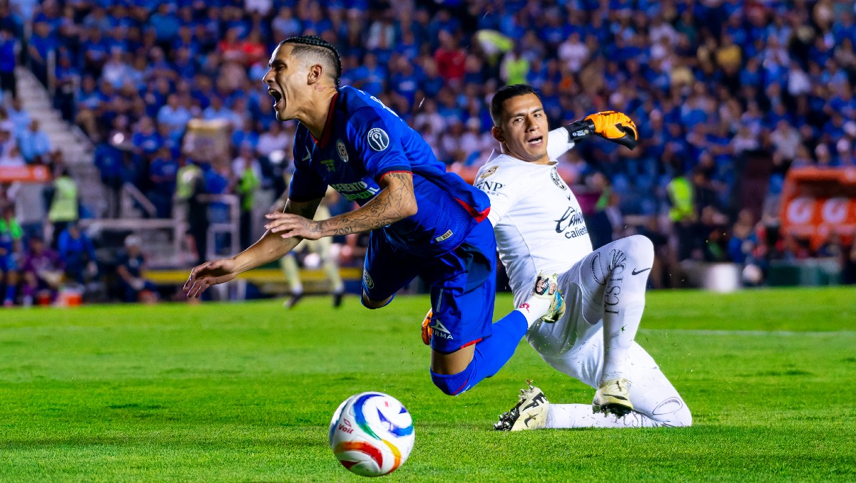 Luis Malagón comete falta sobre Uriel Antuna (Imago7)