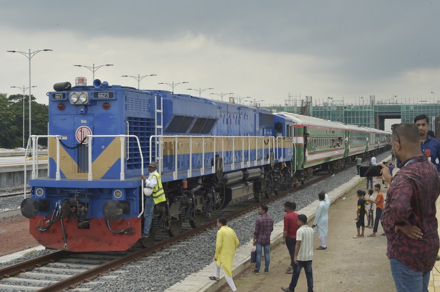 Mega línea ferroviaria de la Iniciativa de la Franja y la Ruta (BRI) recién construida por China (Salim/Xinhua)