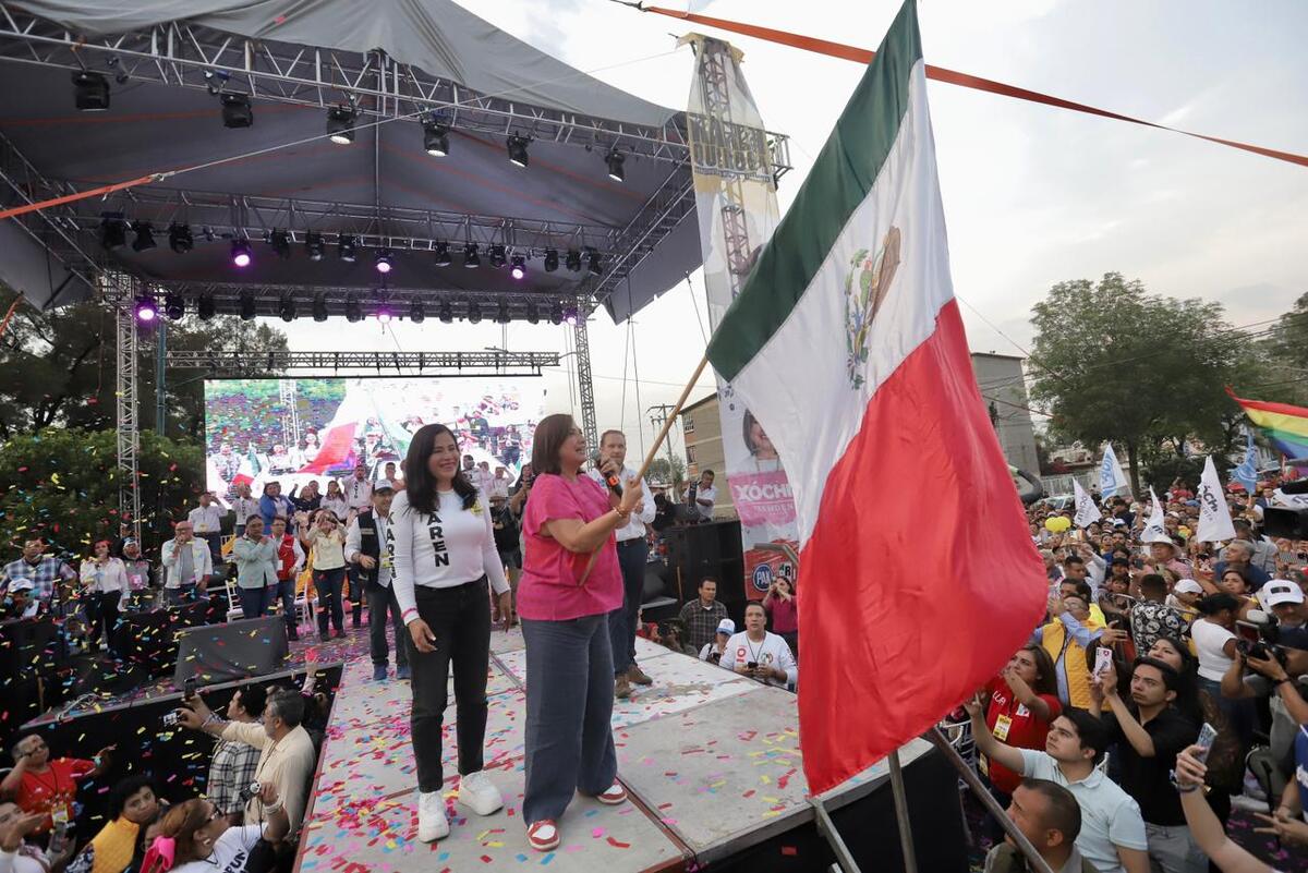 Xóchitl Gálvez ondea bandera de México durante Mitín (Ariel Ojeda).