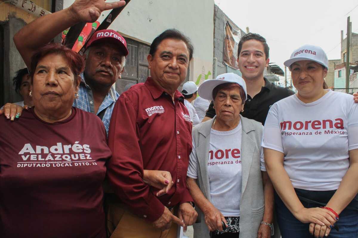 Andrés Velázquez en sus recorridos por los barrios de Pachuca. (Cortesía)
