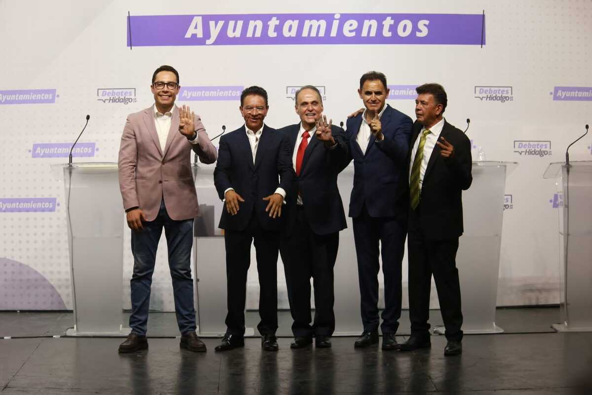 Aspirantes a la presidencia municipal de Pachuca al término del debate. (Jorge Sánchez)