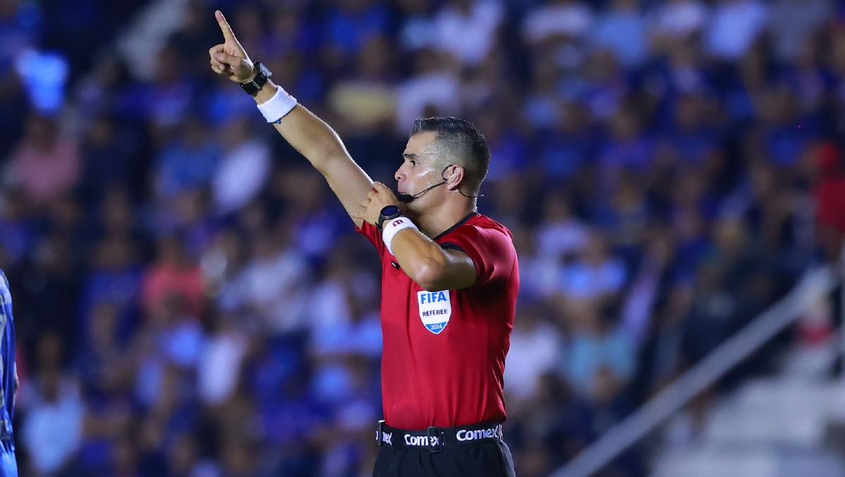 Audios del VAR califican como "contacto normal" el supuesto penalti de Rotondi sobre Henry Martín (Imago 7)