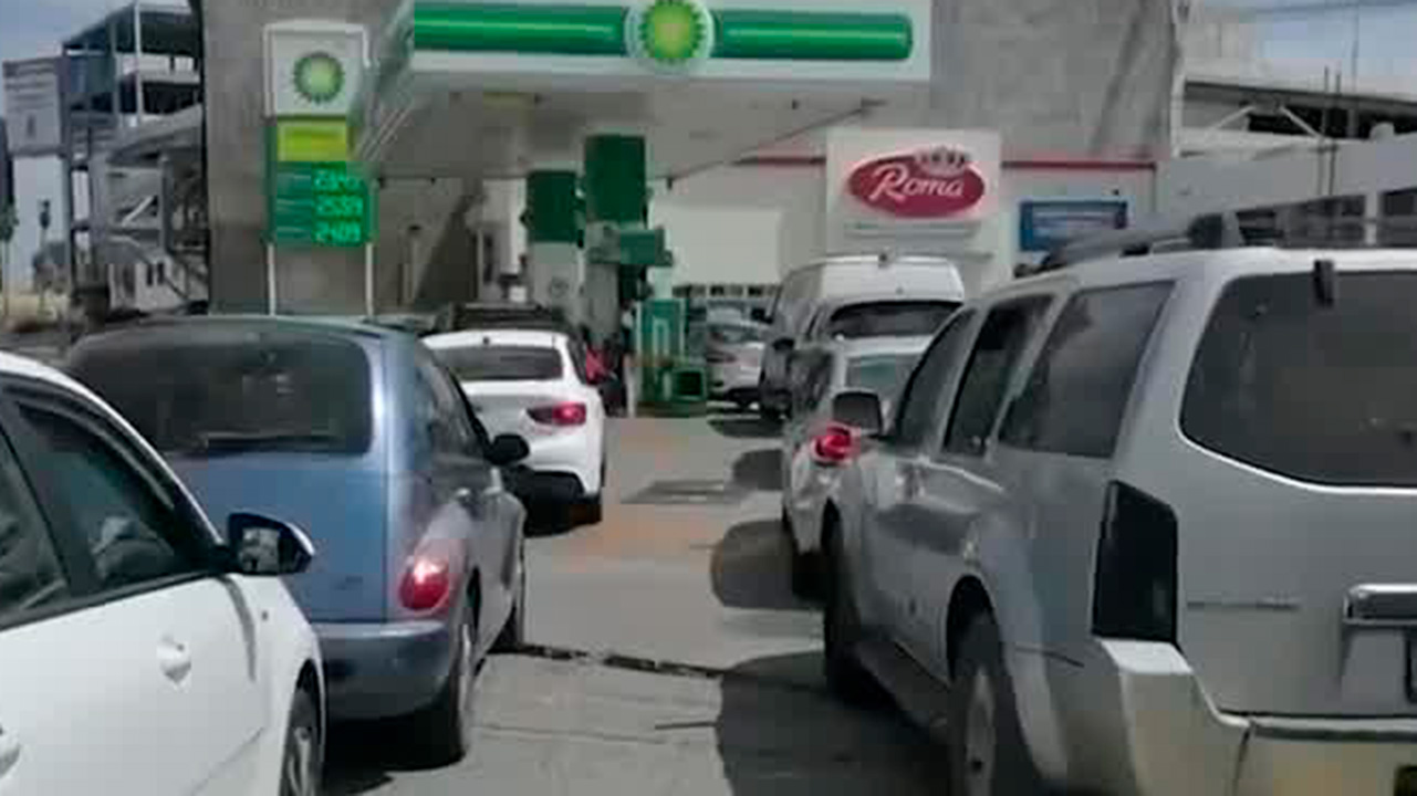 Los bloqueos en la planta de Pemex causan desabasto de gasolina en Baja California