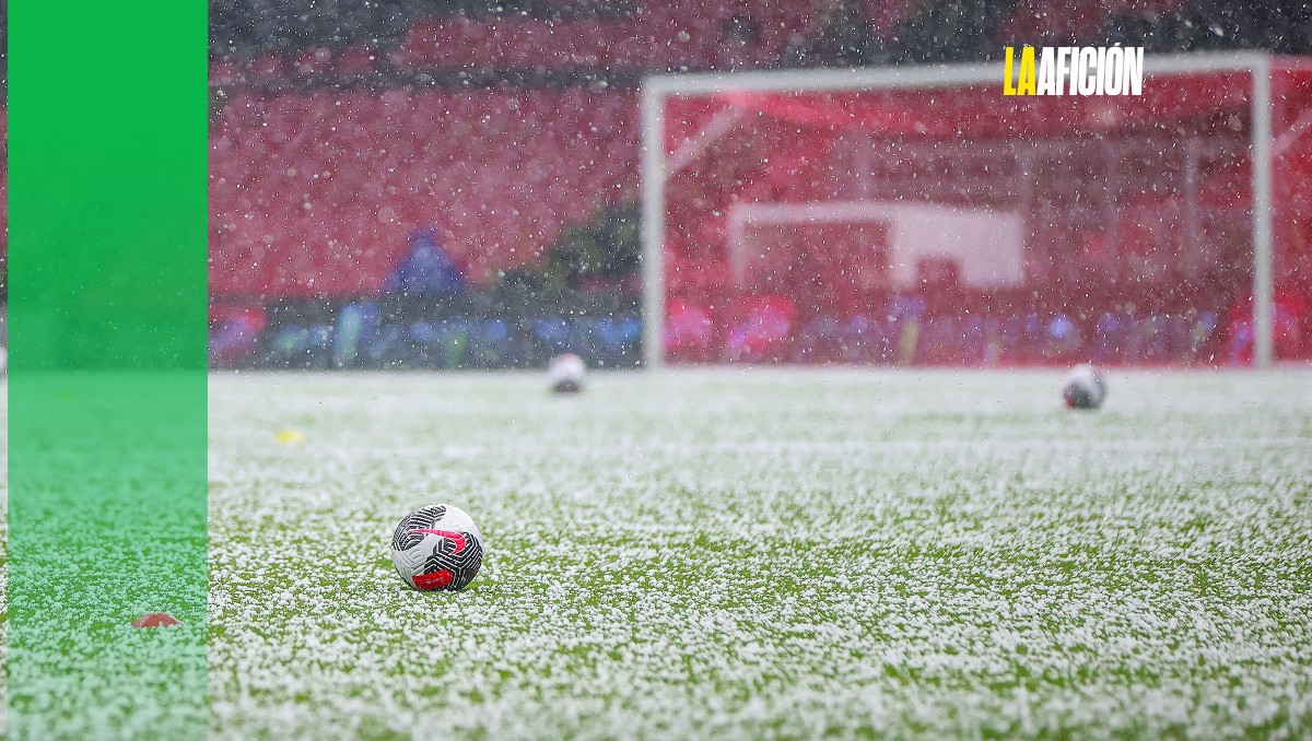 Granizo 'pinta' de blanco césped del Estadio Azteca previo a final de ida entre América y Rayadas (Imago 7)
