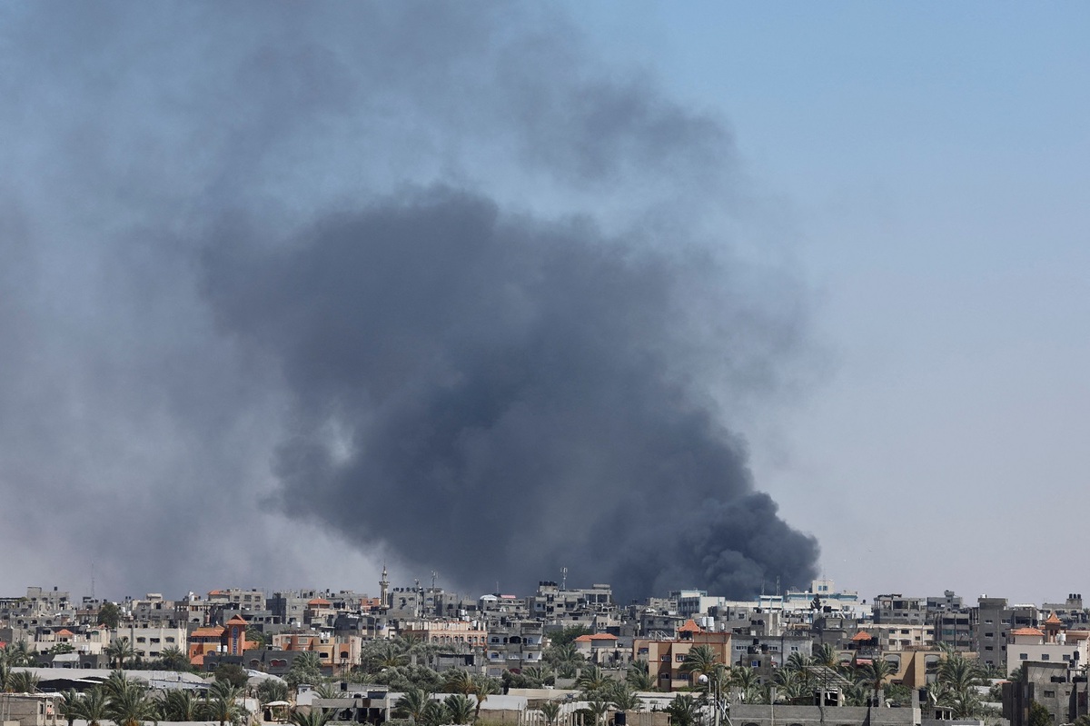 Humo durante un ataque aéreo israelí, en medio del actual conflicto entre Israel y Hamás, en Ráfah. | Reuters