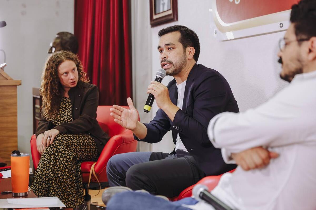 Máynez durante encuentro en la Escuela de Periodismo Carlos Septién García. | Especial