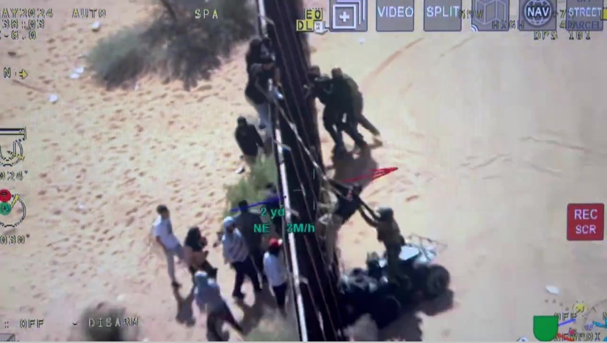 Los oficiales de Estados Unidos lograron detener al menos a dos personas en el muro fronterizo. | Twitter