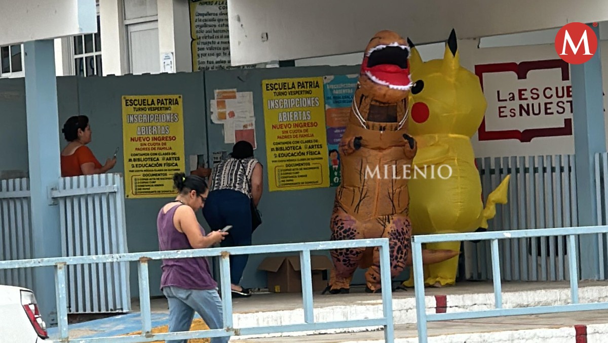 Pikachu y tiranosaurio rex sorprenden en escuela de Tampico. (Carlos Pineda)
