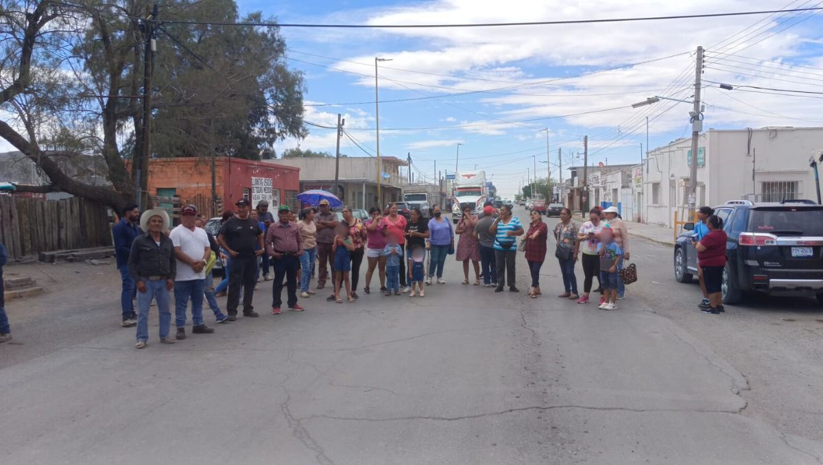 Bloqueo en carretera por falta de agua.