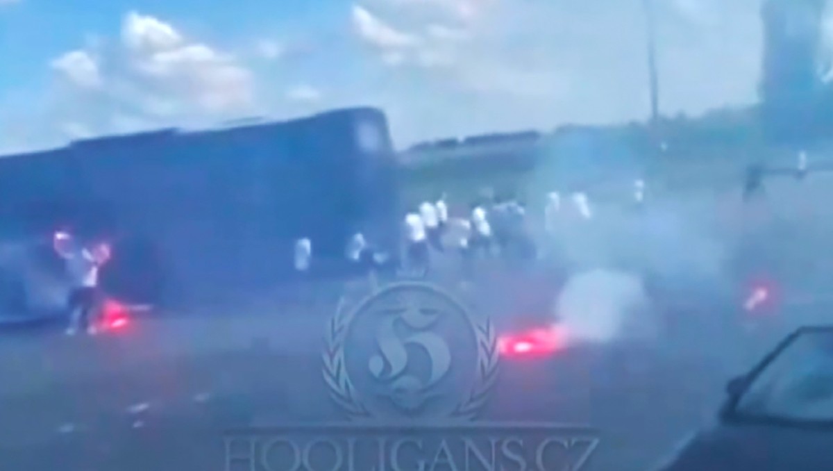 Incendian dos autobuses en una pelea entre hinchas del PSG y del Lyon (AP)