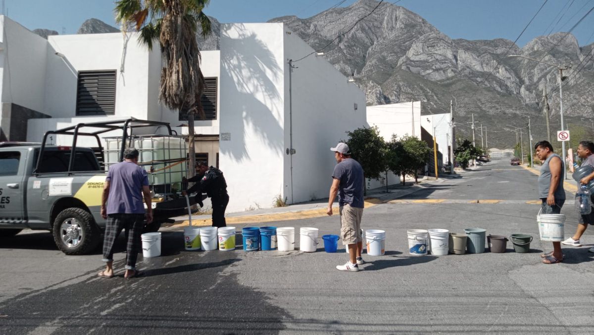 Policías apoyan desde el jueves en el abastecimiento de agua a santacatarinenses. Especial