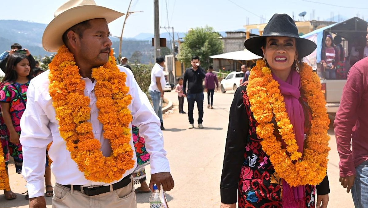 Albino Gómez Vázquez, candidato de Morena a la alcaldía de Cochoapa el Grande, y Norma Otilia Hernández | Foto: Fb. NormaOtiliaHernandez